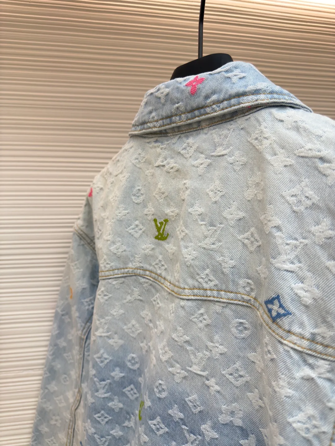 LOUIS VUITTON colorful letter jacquard denim jacket ●Authentic product: Purchased and developed at 26300 ●Item number: 1680111-C45 ●Fabric: cotton denim fabric ●Technology: embroidery ●Version: fitted version ●Weight: about 1245 grams ●Size: 46-48-50-52 ●Description: It is made of unique washed denim cotton with excellent elasticity and stretchability. The entire model has been washed twice to achieve the perfect texture and color. The various wiring and workmanship are even more meticulous. The whole body is customized with hardware and customized leather labels. All details are perfect! The overall wiring is straight and delicate, the fabric is comfortable and soft, and the color is consistent without color difference. It can be matched with the same style to create a fashionable look and control various occasions. Customized accessories, complete with three standards, same style for men and women!